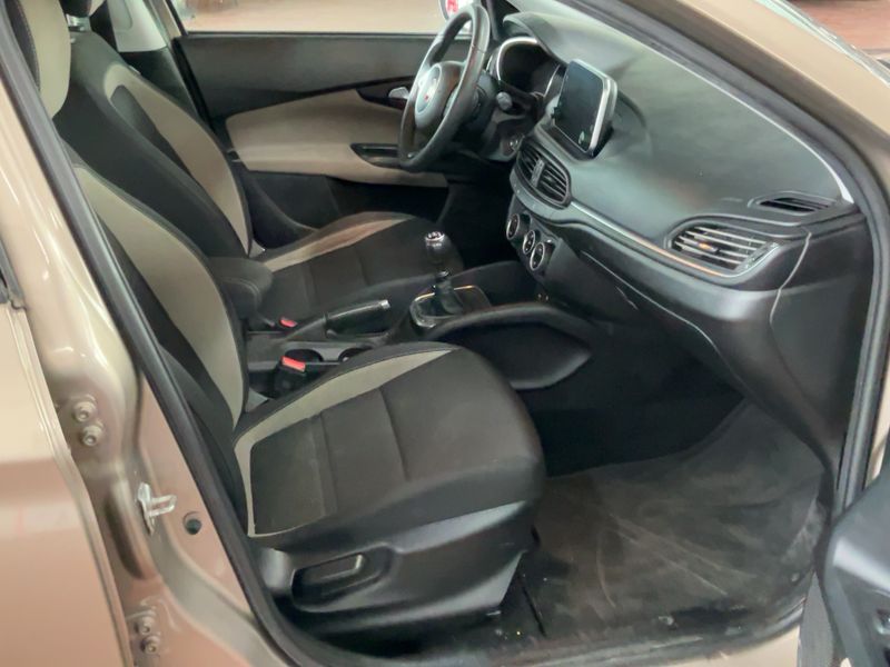 Fiat Tipo 1.6 JTDM Lounge — zdjęcie 11