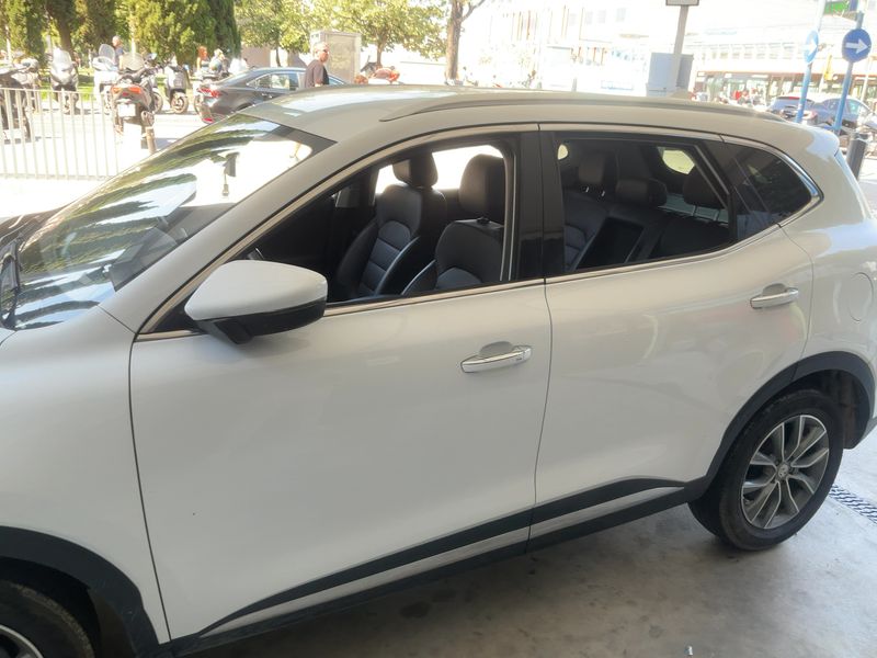MG HS 1.5 Luxury — zdjęcie 4