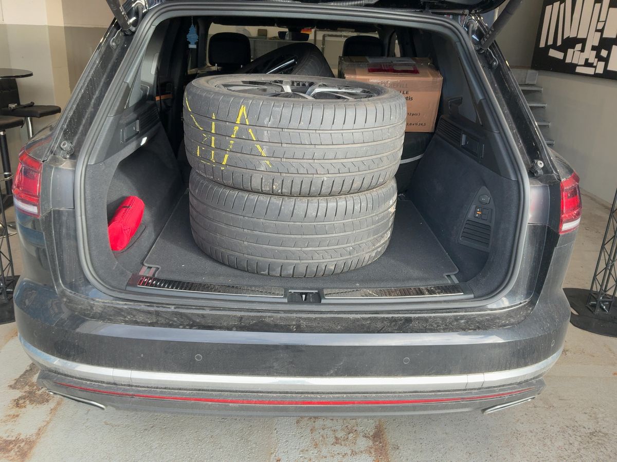 Volkswagen Touareg 2022 — photo 17