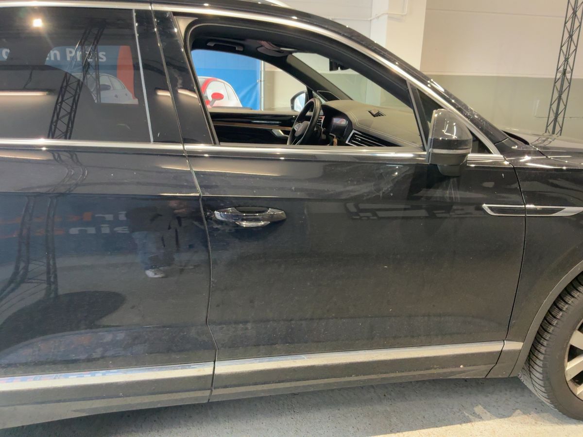 Volkswagen Touareg 2022 — photo 11