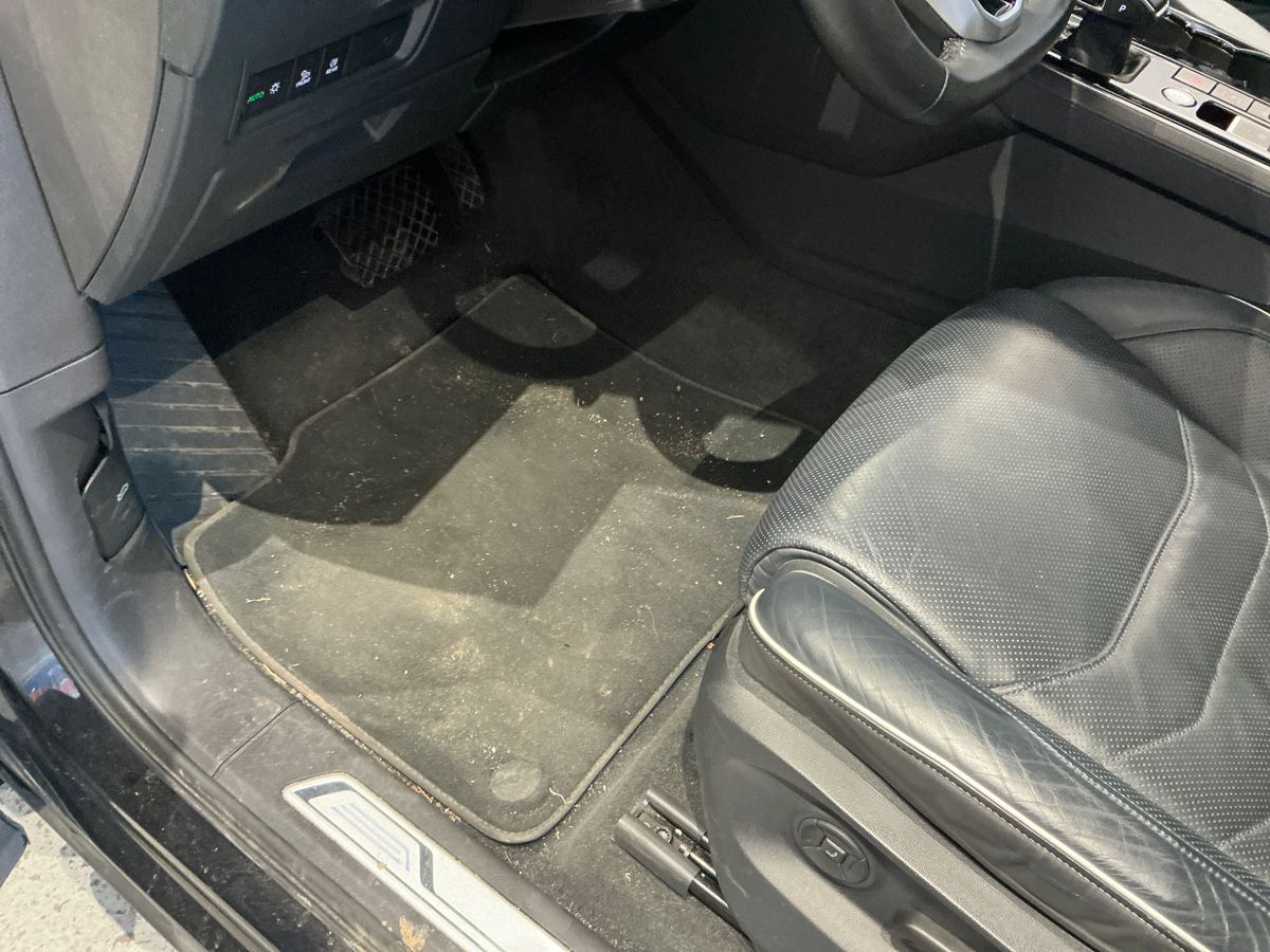 Volkswagen Touareg 2022 — photo 32