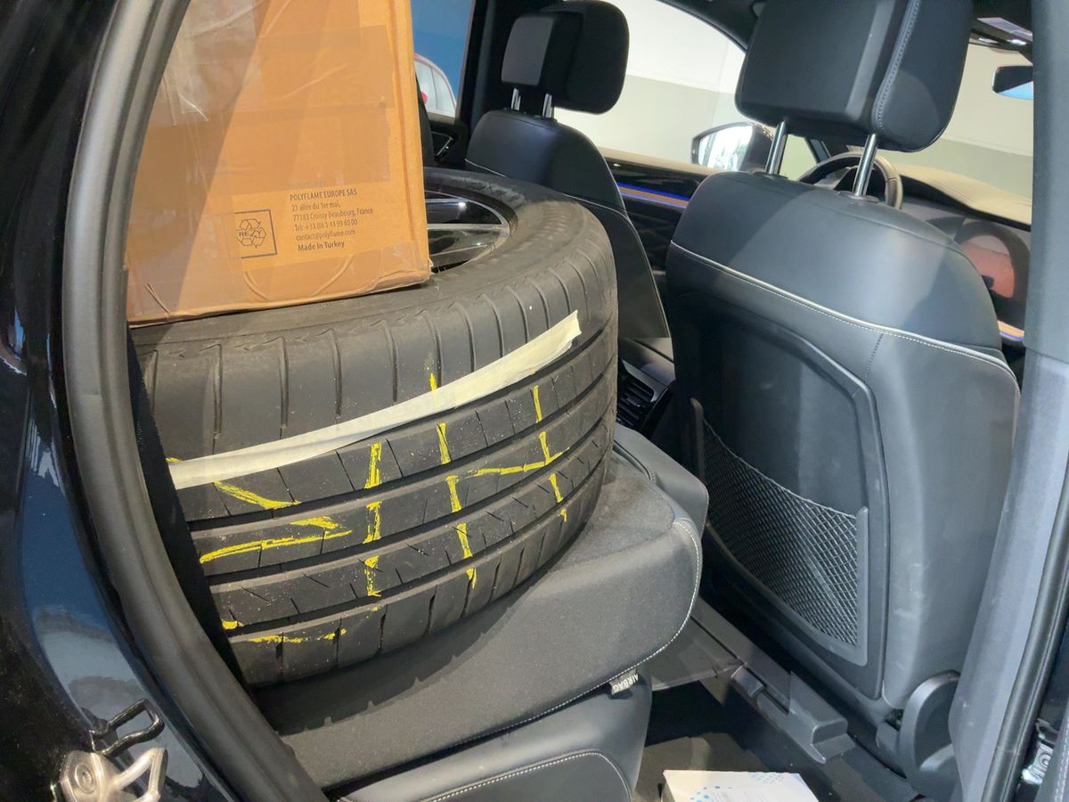 Volkswagen Touareg 2022 — photo 21