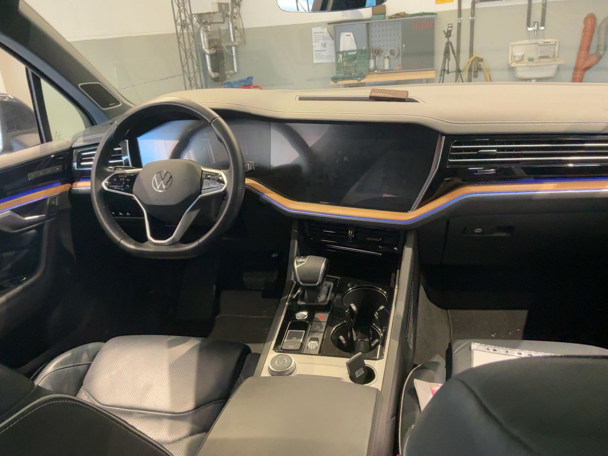 Volkswagen Touareg 2022 — photo 19