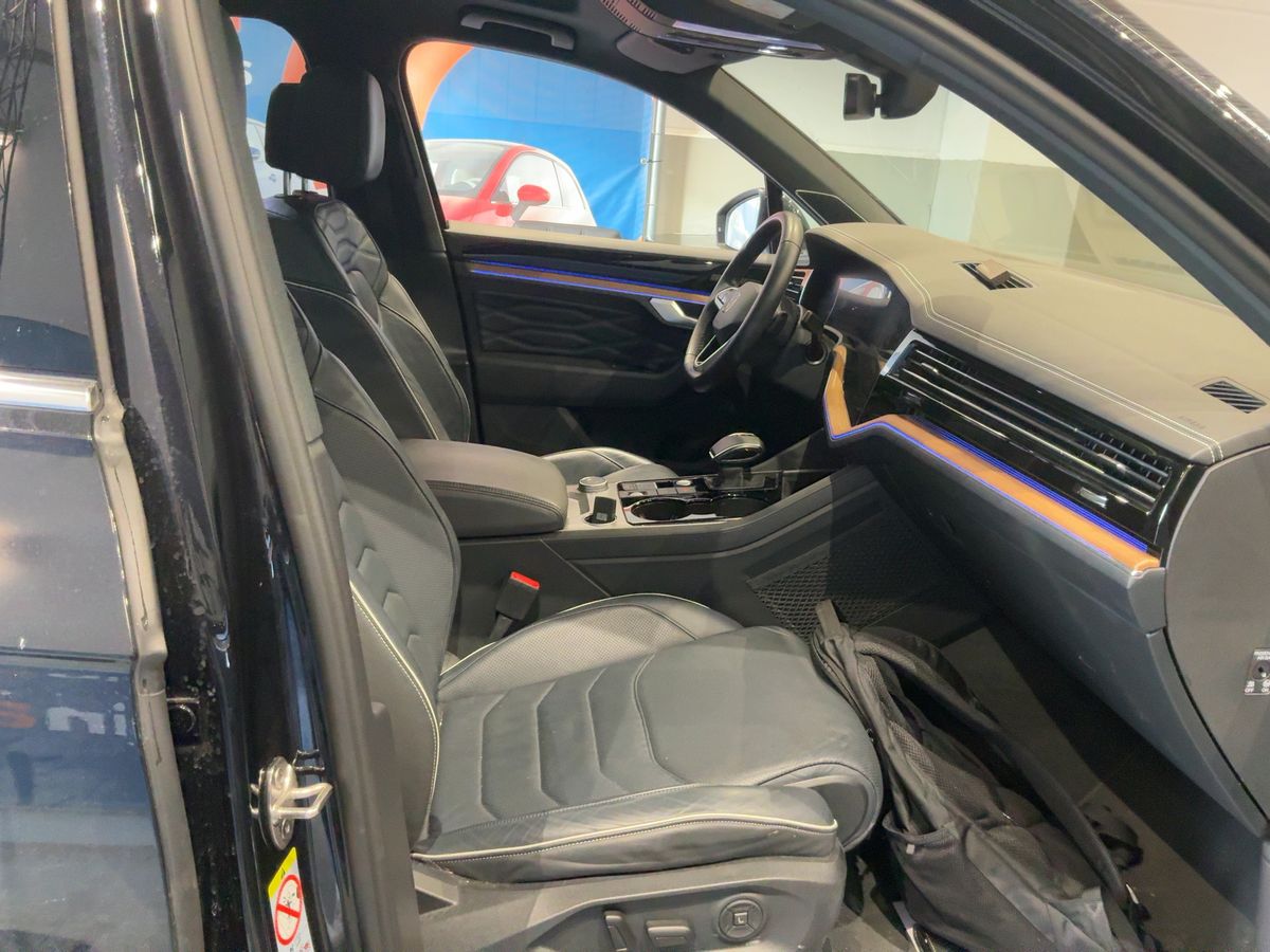 Volkswagen Touareg 2022 — photo 18