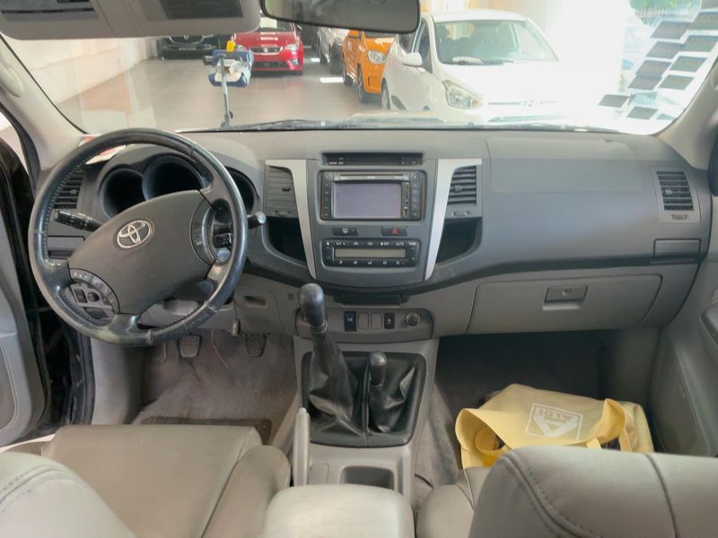 Toyota Hilux 3.0 Turbodiesel Double Cab Executive 4x4 — zdjęcie 12