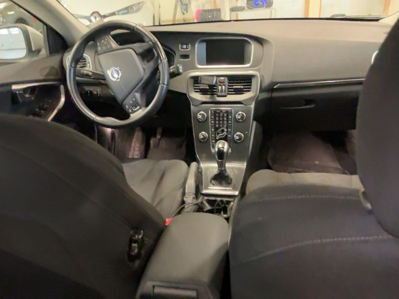 Volvo V40 2.0 D2 Kinetic — zdjęcie 12