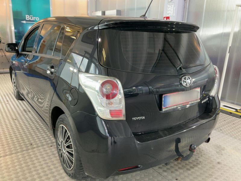 Toyota Verso 1.6 Young — zdjęcie 3