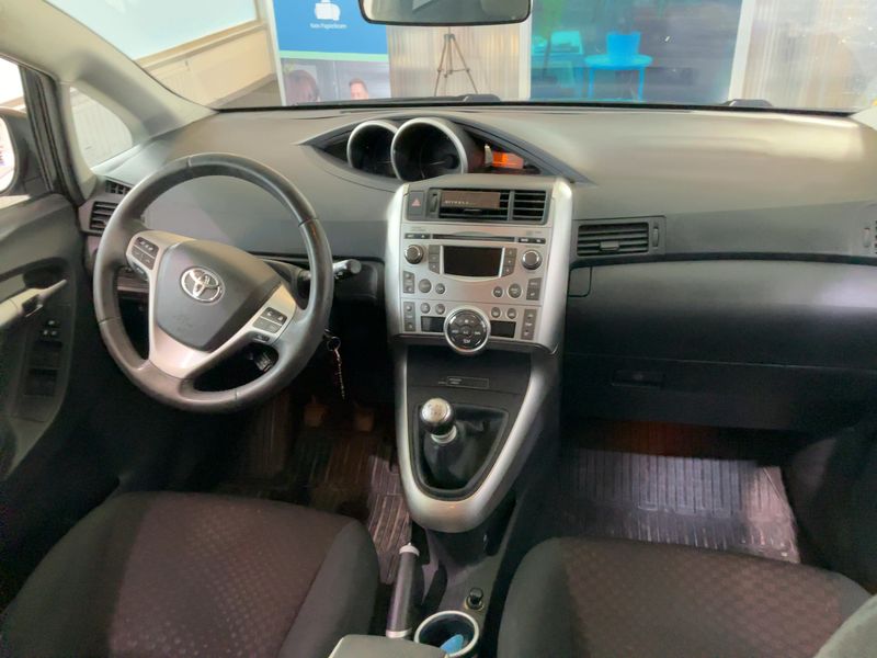 Toyota Verso 1.6 Young — zdjęcie 12