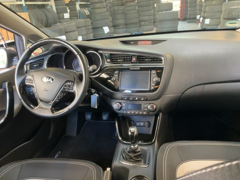 Kia cee'd 1.6 CRDi Dream Team — zdjęcie 12