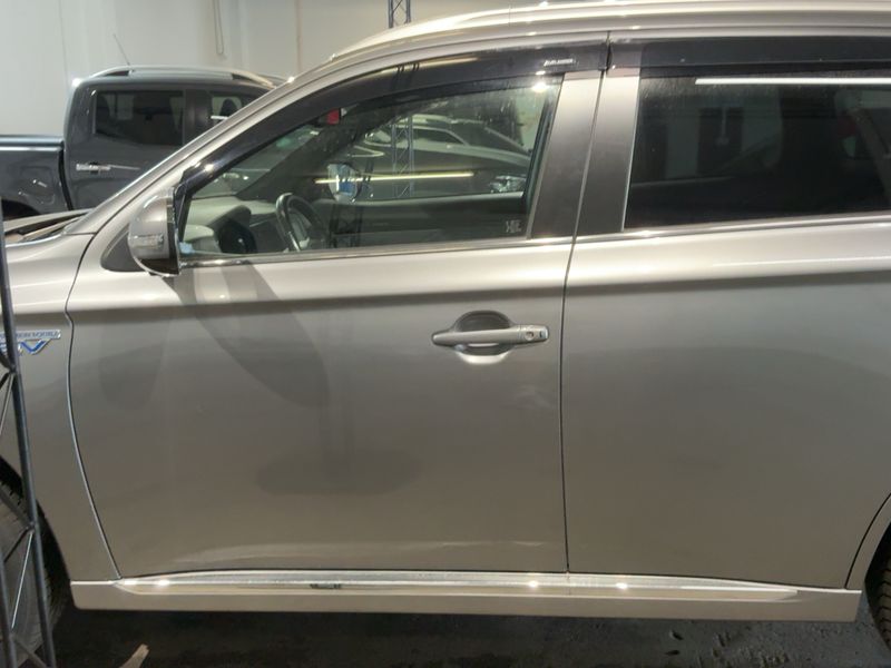 Mitsubishi Outlander 2.4 PHEV Plus Spirit 4WD — zdjęcie 4