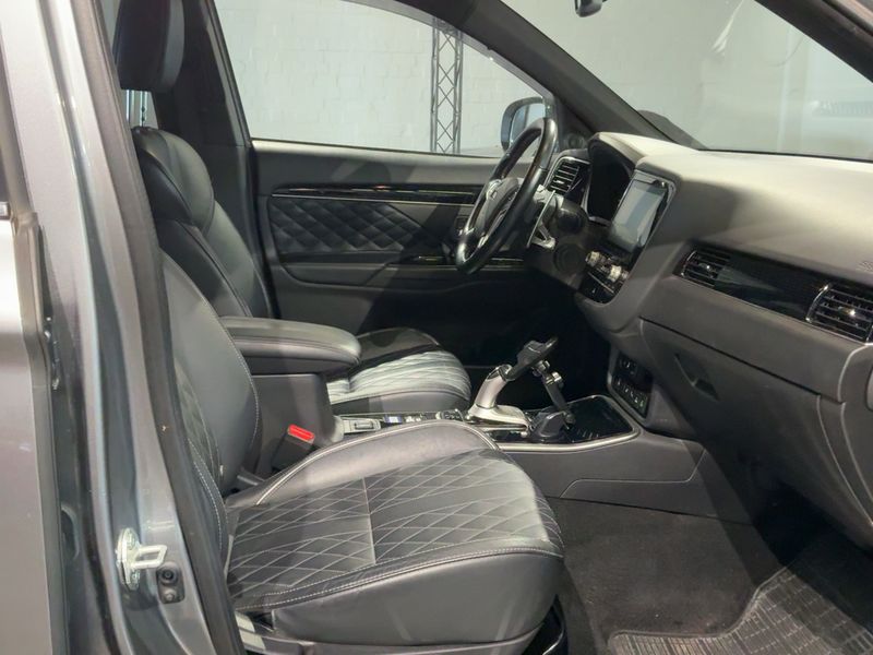 Mitsubishi Outlander 2.4 PHEV Plus Spirit 4WD — zdjęcie 11