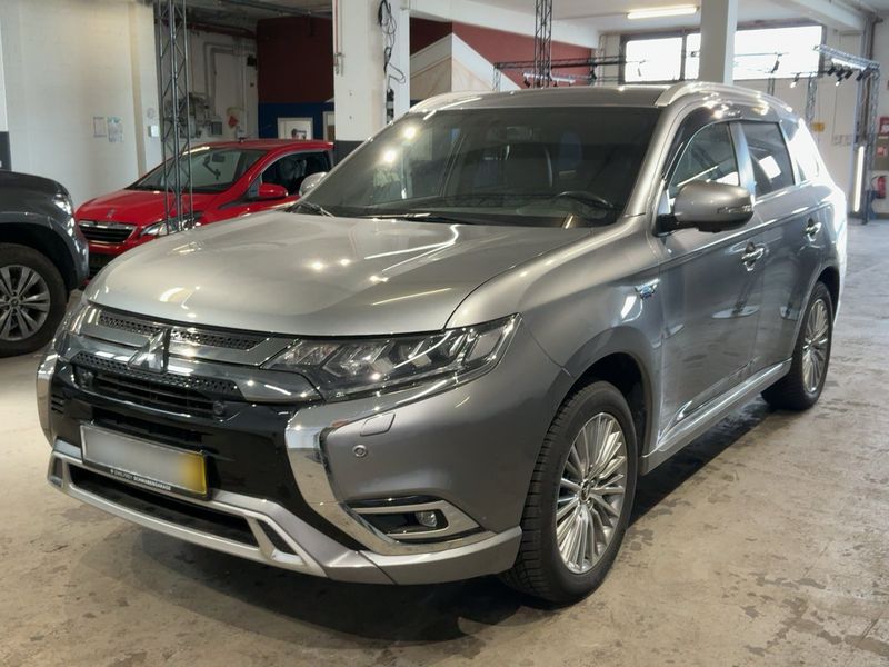 Mitsubishi Outlander 2.4 PHEV Plus Spirit 4WD — zdjęcie 1
