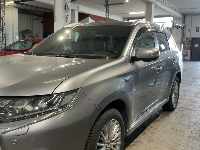 Mitsubishi Outlander 2.4 PHEV Plus Spirit 4WD — zdjęcie 2