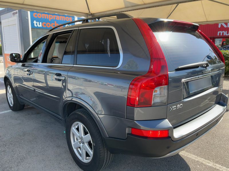 Volvo XC90 2.4 D5 Momentum — zdjęcie 3