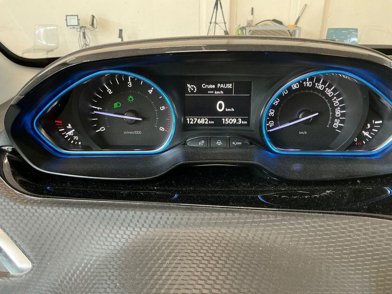 Peugeot 2008 1.6 Blue-HDi Allure — zdjęcie 13