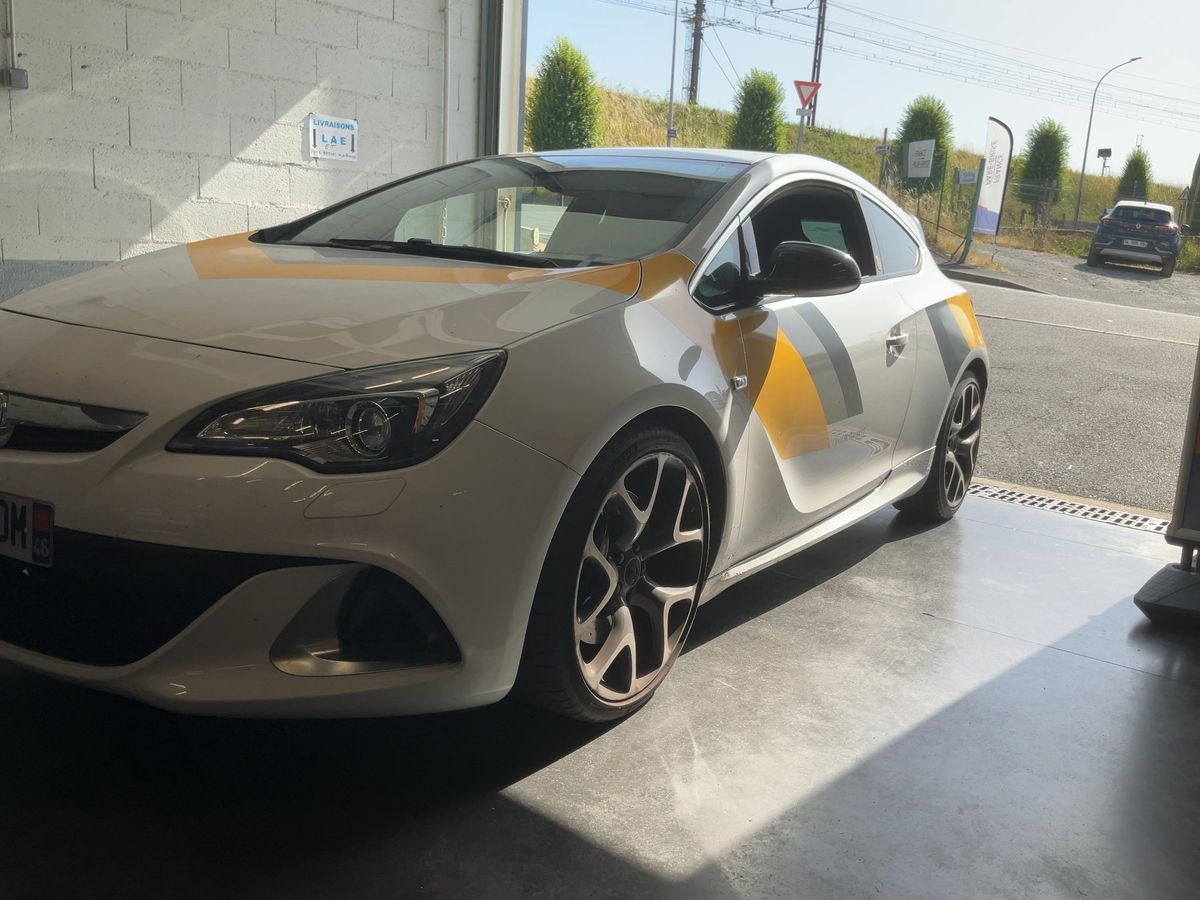 Opel Astra GTC 2.0 Turbo OPC