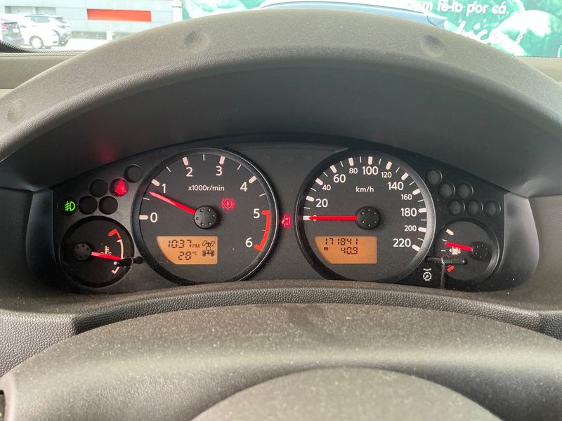 Nissan Navara Pick-up 2.5 dCi Double Cab SE 4x4 — zdjęcie 13