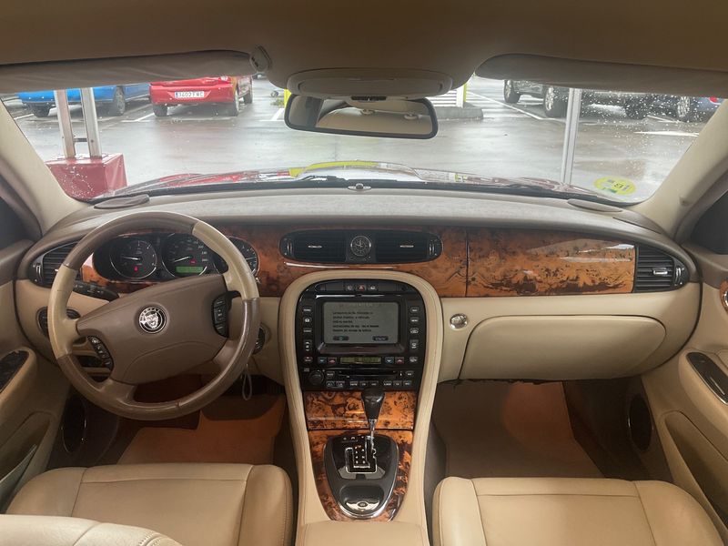 Jaguar XJ 2.7 D V6 Executive — zdjęcie 12