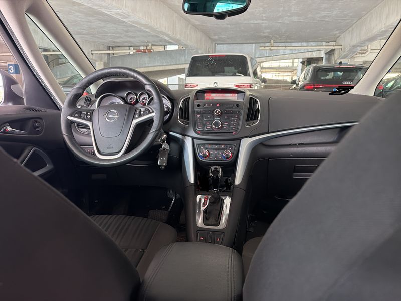 Opel Zafira Tourer 1.4 Turbo Edition — zdjęcie 11
