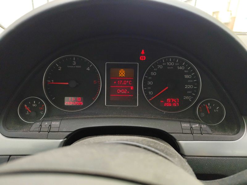 Audi A4 2.0 TDI — zdjęcie 12