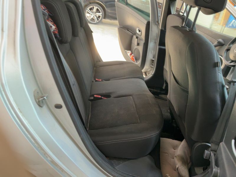 Renault Clio 1.5 dCi Dynamique TomTom — zdjęcie 14