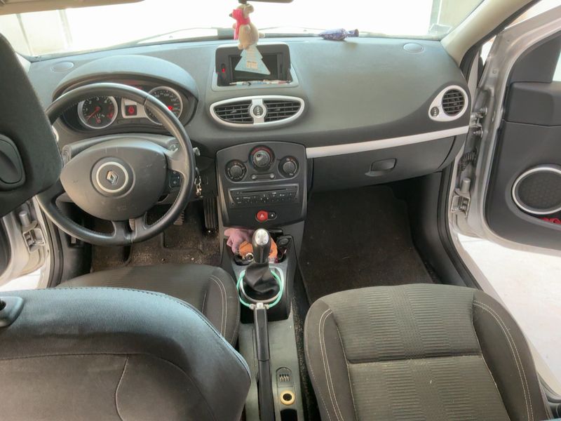 Renault Clio 1.5 dCi Dynamique TomTom — zdjęcie 12