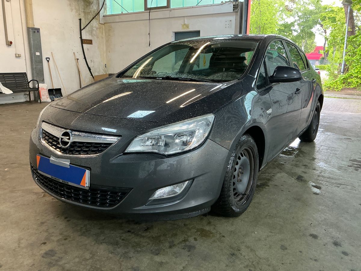 Opel Astra 2012 — photo 1