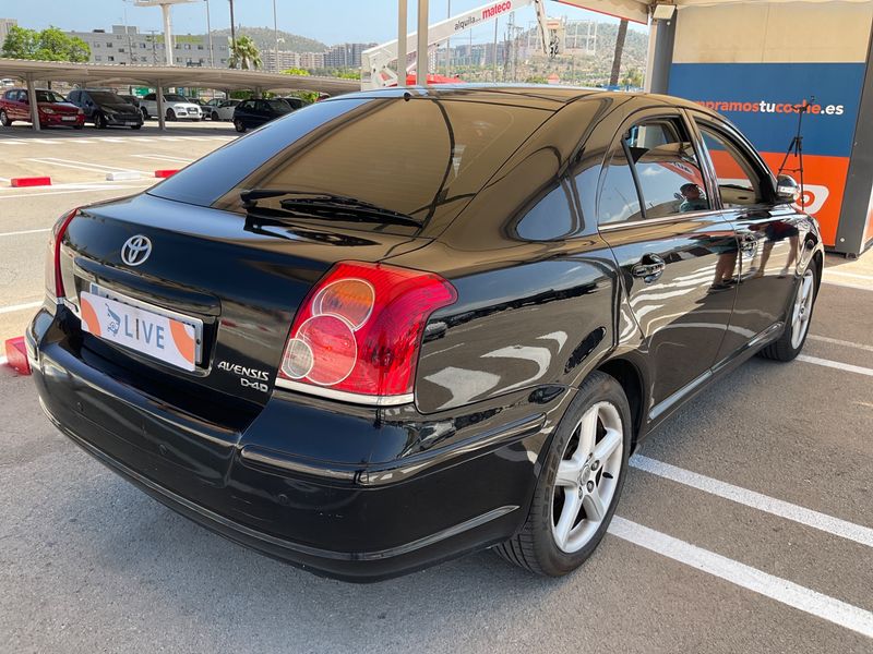 Toyota Avensis 2.2 D-4D Executive — zdjęcie 2