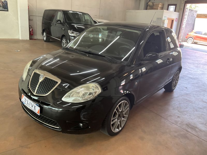 Lancia Ypsilon 1.4 Sport MomoDesign