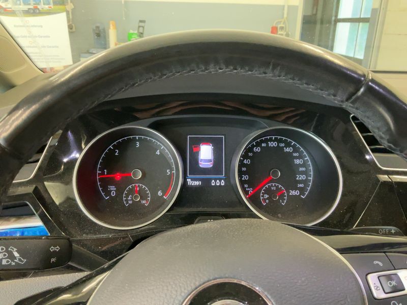 Volkswagen Touran 2.0 TDI Highline BlueMotion Tech — zdjęcie 13