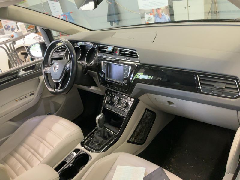 Volkswagen Touran 2.0 TDI Highline BlueMotion Tech — zdjęcie 12