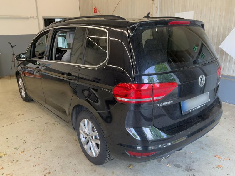 Volkswagen Touran 2.0 TDI Highline BlueMotion Tech — zdjęcie 3