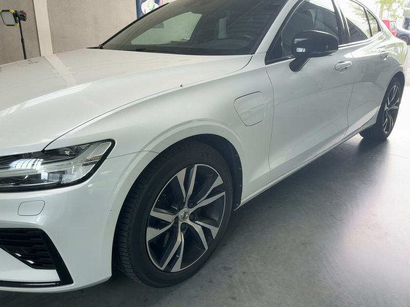 Volvo S60 2.0 T8 Plug-in Hybrid R Design AWD — zdjęcie 2