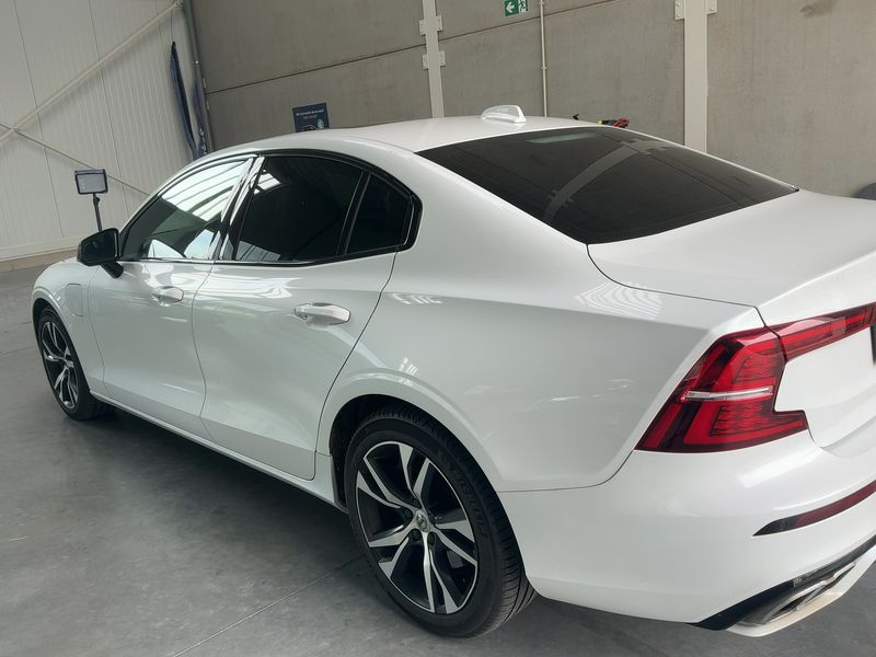 Volvo S60 2.0 T8 Plug-in Hybrid R Design AWD — zdjęcie 3