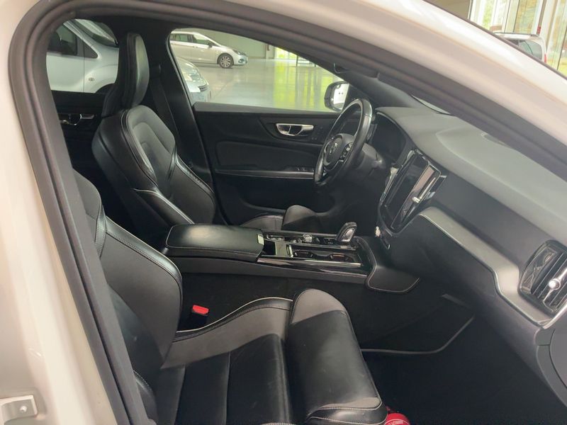 Volvo S60 2.0 T8 Plug-in Hybrid R Design AWD — zdjęcie 11