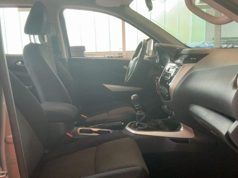 Nissan NP300 Pick-up 2.3 dCi Acenta Double Cab 4x4 — zdjęcie 11
