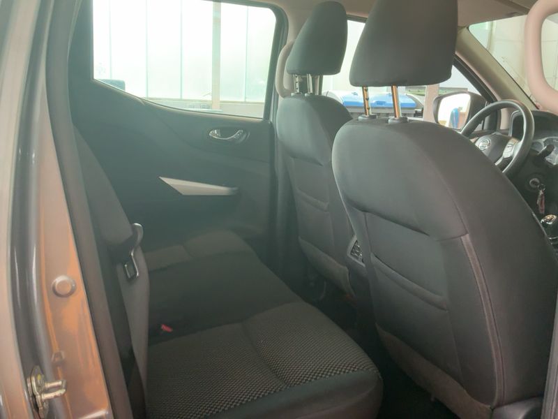 Nissan NP300 Pick-up 2.3 dCi Acenta Double Cab 4x4 — zdjęcie 14
