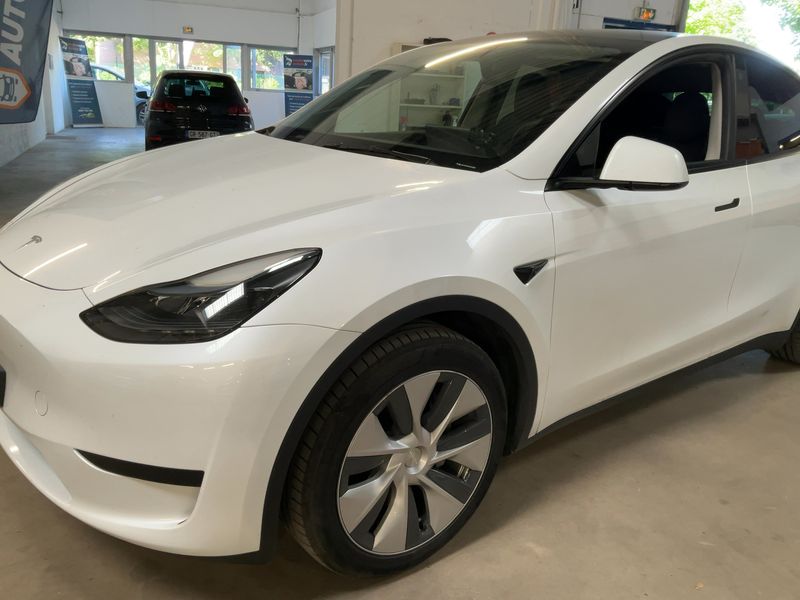 Tesla Model Y Standard Range — zdjęcie 2