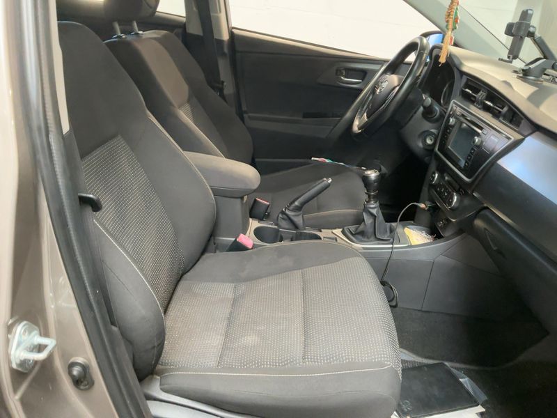 Toyota Auris 1.3 Active — zdjęcie 11