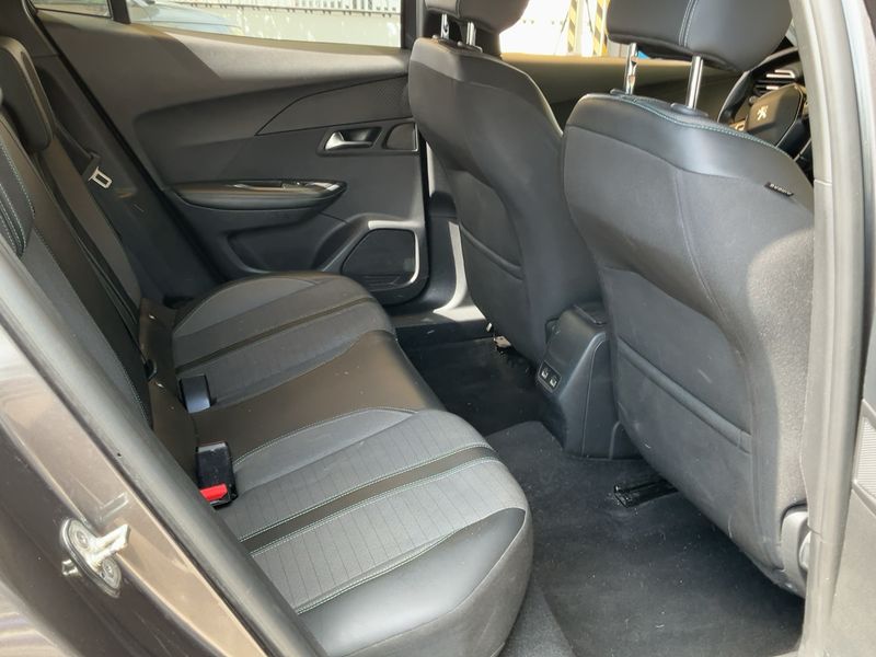 Peugeot 2008 1.2 PureTech Allure Pack — zdjęcie 14