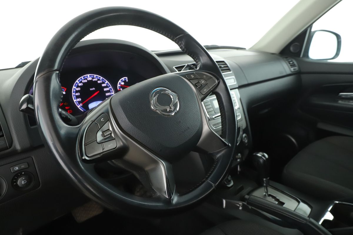 Ssangyong Rexton 2017 — photo 31