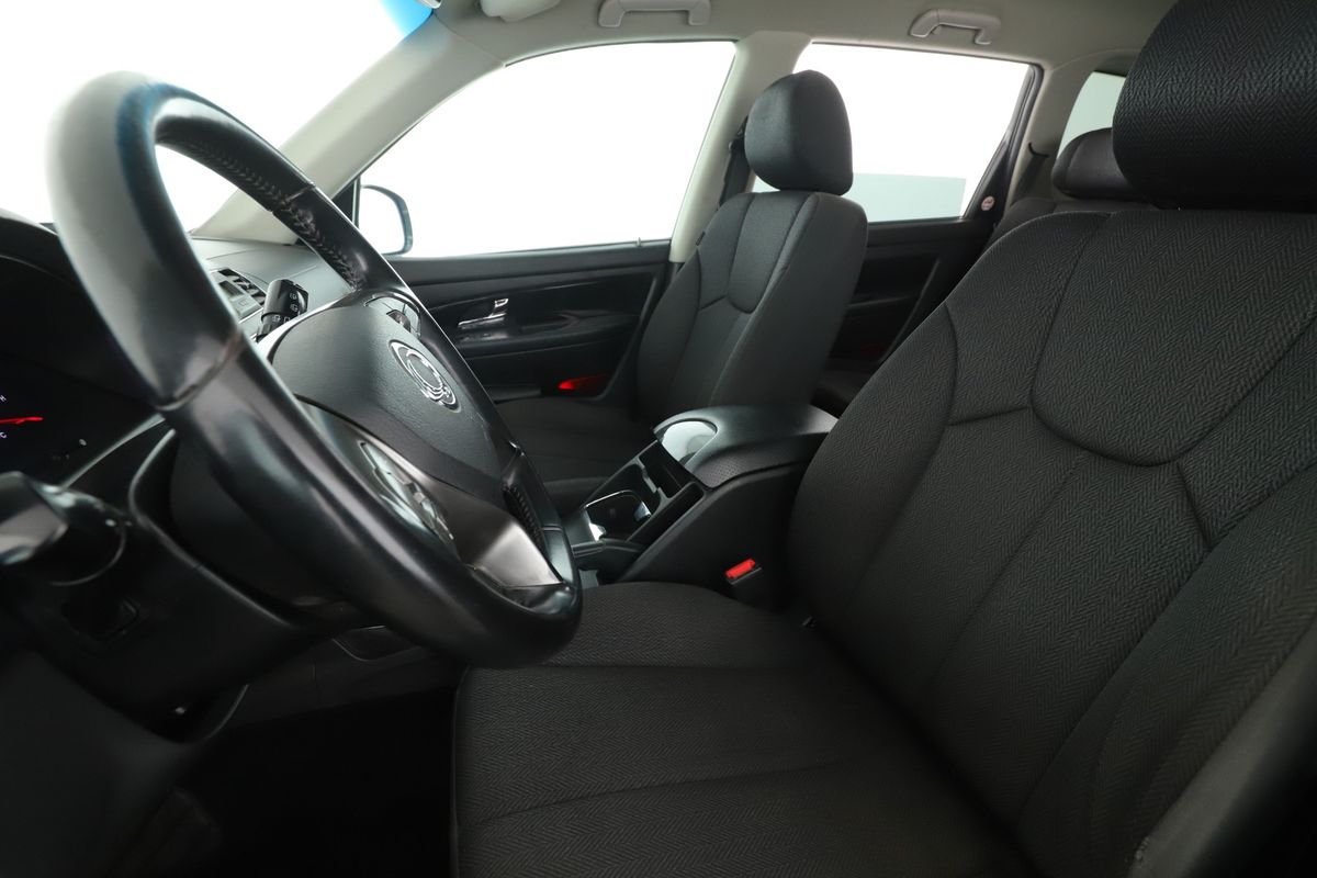 Ssangyong Rexton 2017 — photo 17