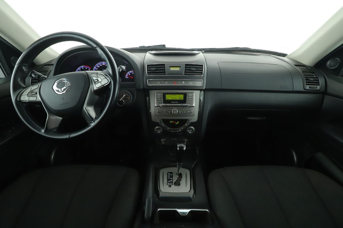 Ssangyong Rexton 2017 — photo 18