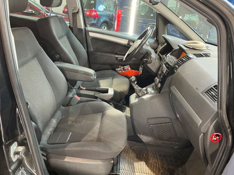 Opel Zafira 1.8 Family Plus — zdjęcie 3