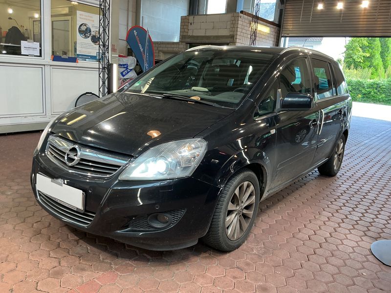 Opel Zafira 1.8 Family Plus — zdjęcie 1