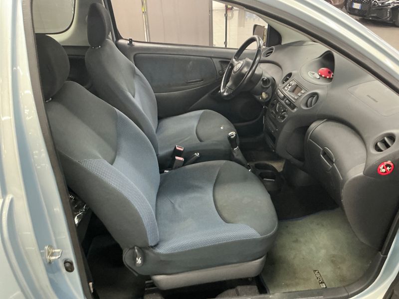 Toyota Yaris 1.3 VVT-i Les Bleus — zdjęcie 3