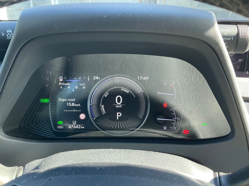 Lexus UX-Serie UX 250h E-Four Luxury Line — zdjęcie 13
