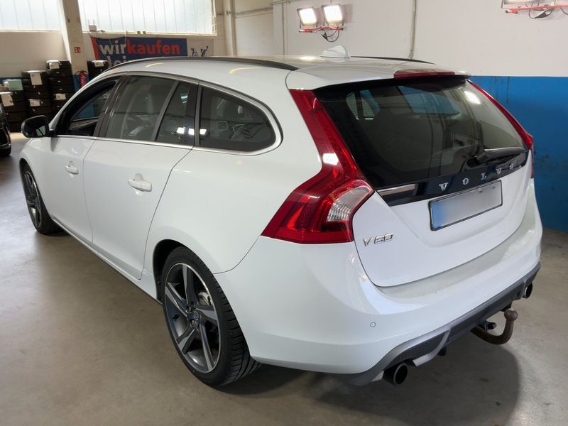 Volvo V60 1.6 T3 R-Design — zdjęcie 3