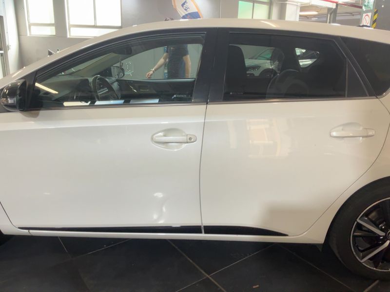 Toyota Auris 1.8 Hybrid Black Edition — zdjęcie 4
