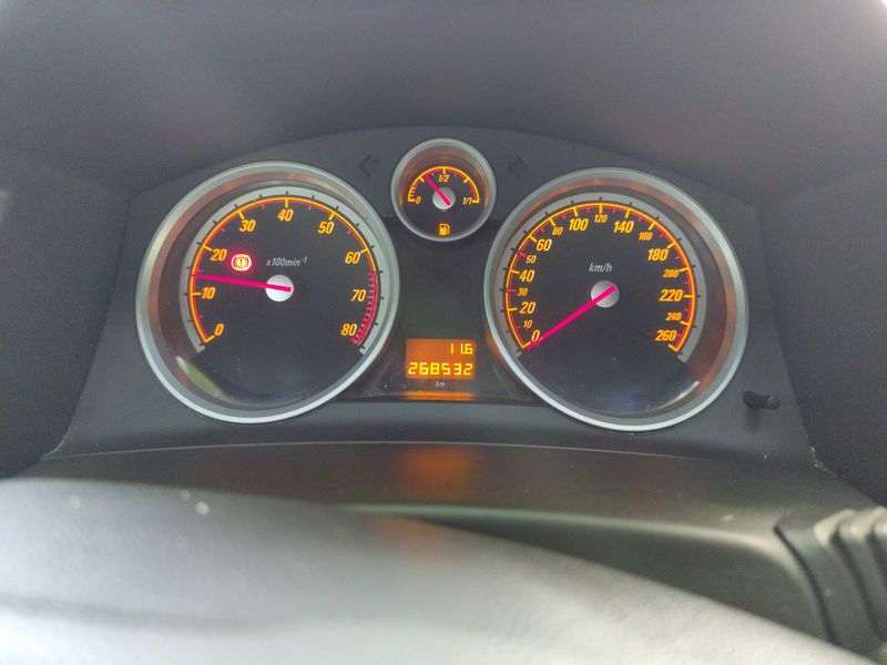 Opel Astra GTC 1.6 Sport — zdjęcie 12